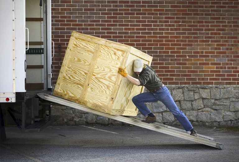 Заказ грузового автомобиля для доставки вещей : Холодильник двухкамерный из Нижневартовска в Брюховецкую